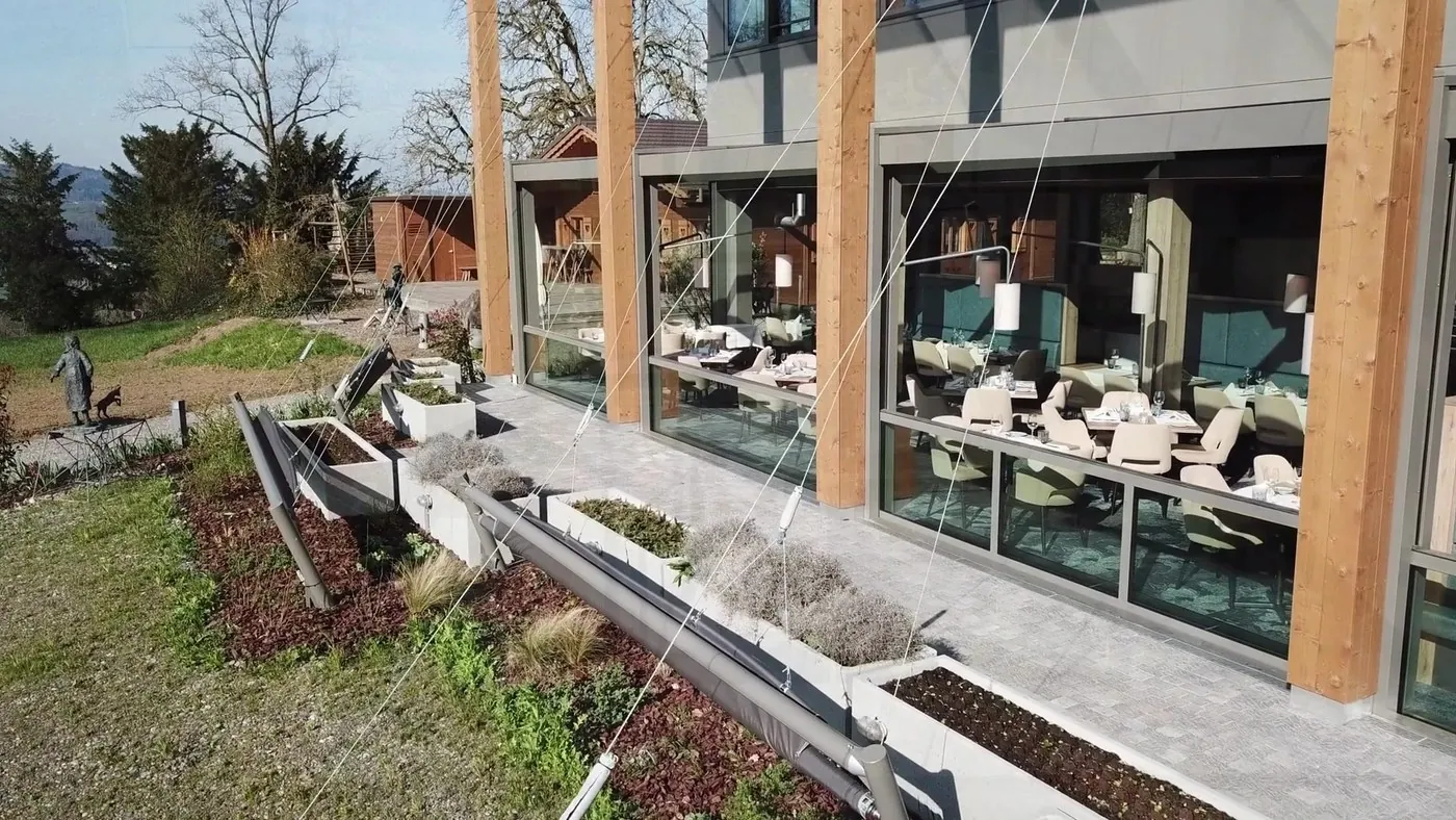 Geöffnete Glasfront und Schiebedach beim Restaurant Eichberg